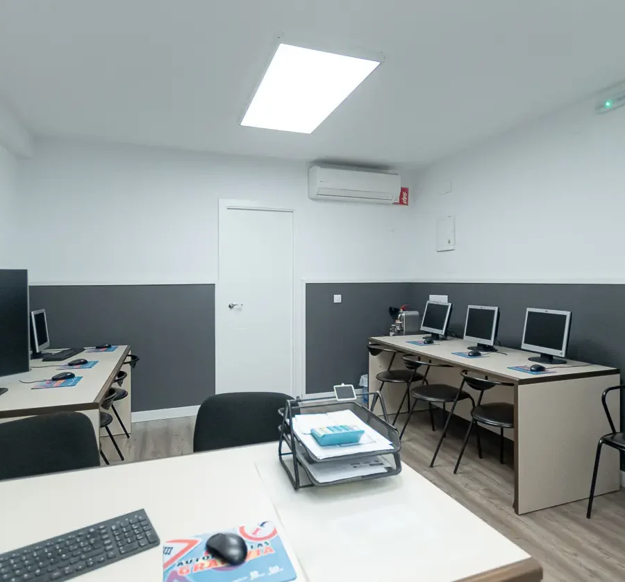 Autoescuelas Gran Vía Marta Barrié - Permisos de coches y motos en Alicante y Playa San Juan