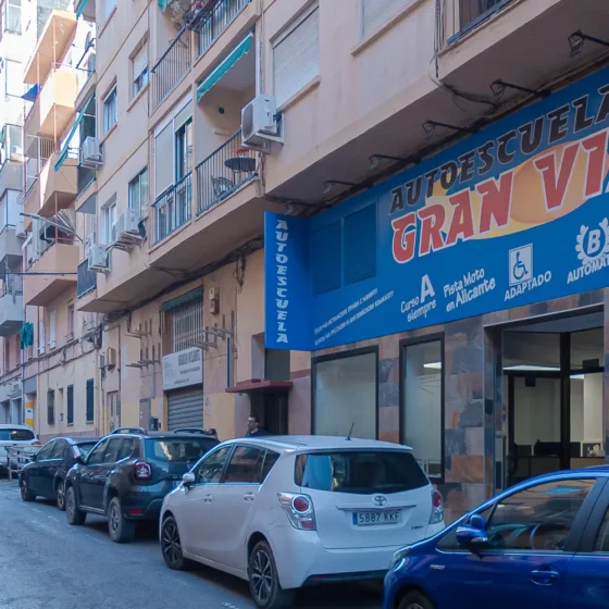 Autoescuelas Gran Vía Marta Barrié - Permisos de coches y motos en Alicante y Playa San Juan