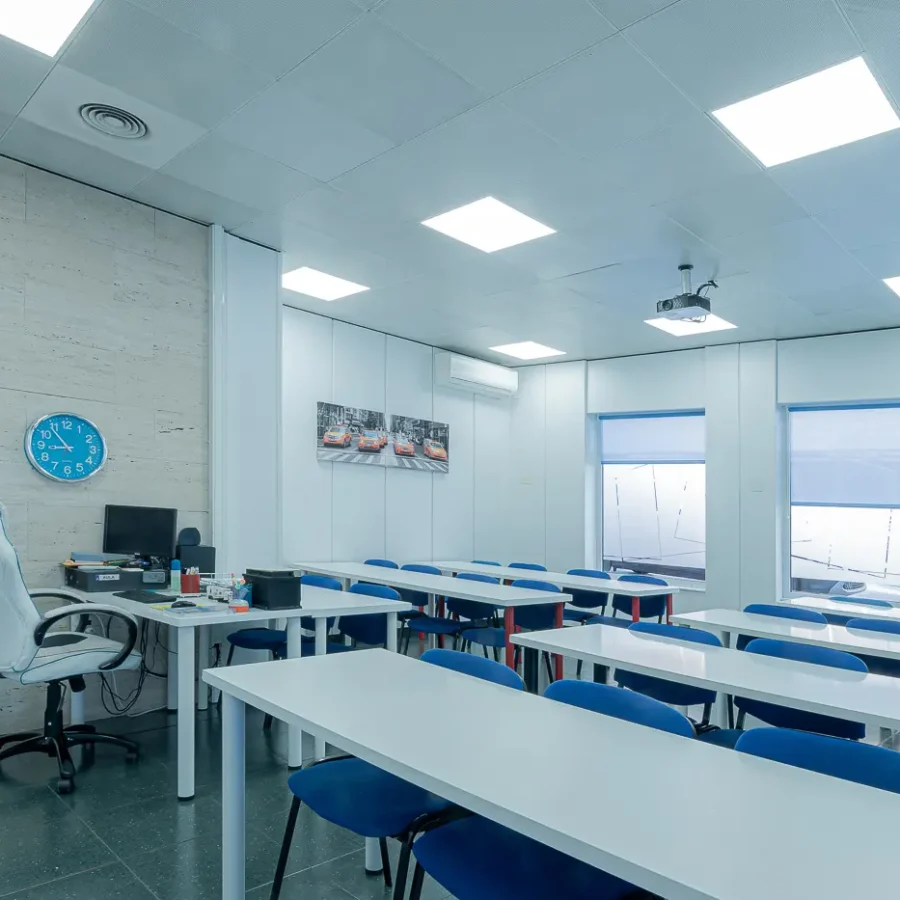 Autoescuelas Gran Vía Pintor Baeza - Permisos de coches y motos en Alicante y Playa San Juan