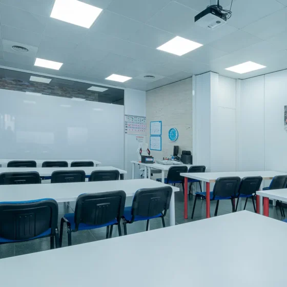 Autoescuelas Gran Vía Pintor Baeza - Permisos de coches y motos en Alicante y Playa San Juan