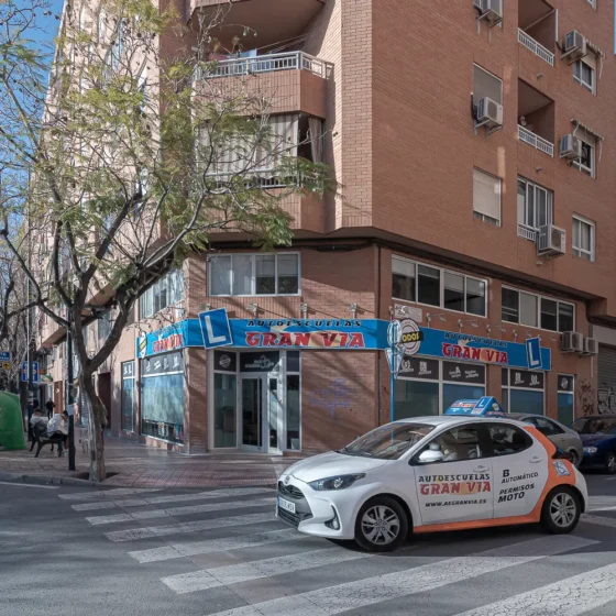 Autoescuelas Gran Vía Pintor Baeza - Permisos de coches y motos en Alicante y Playa San Juan
