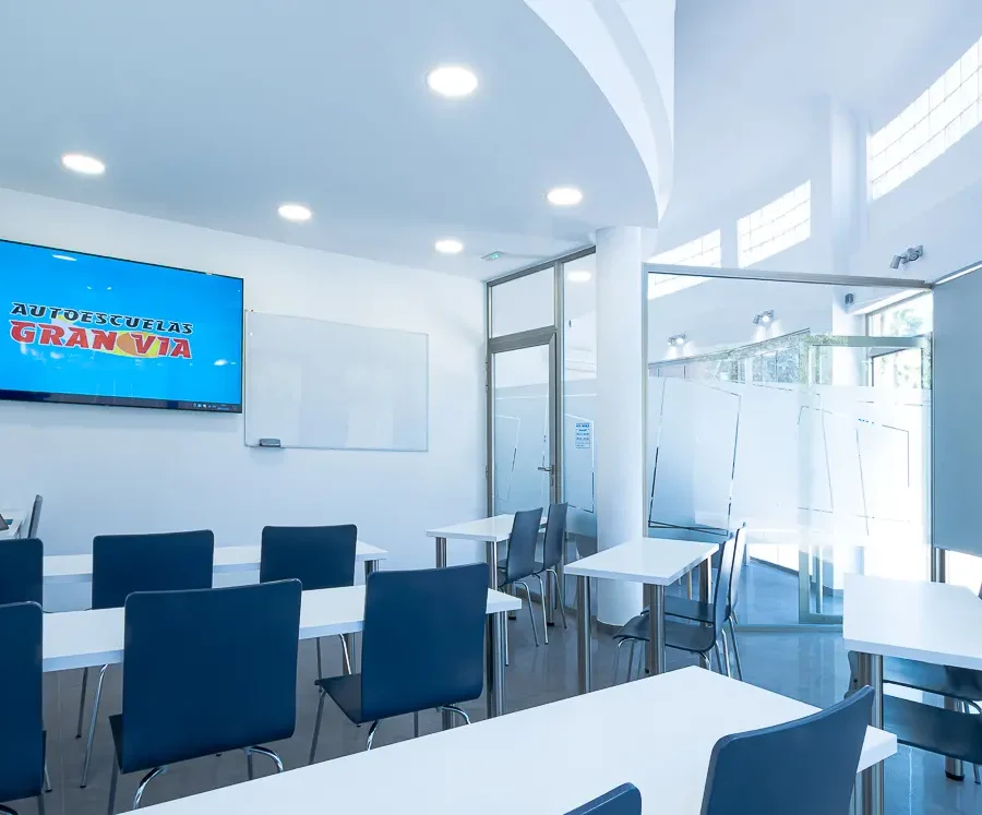 Autoescuelas Gran Vía Playa San Juan - Permisos de coches y motos en Alicante y Playa San Juan-100